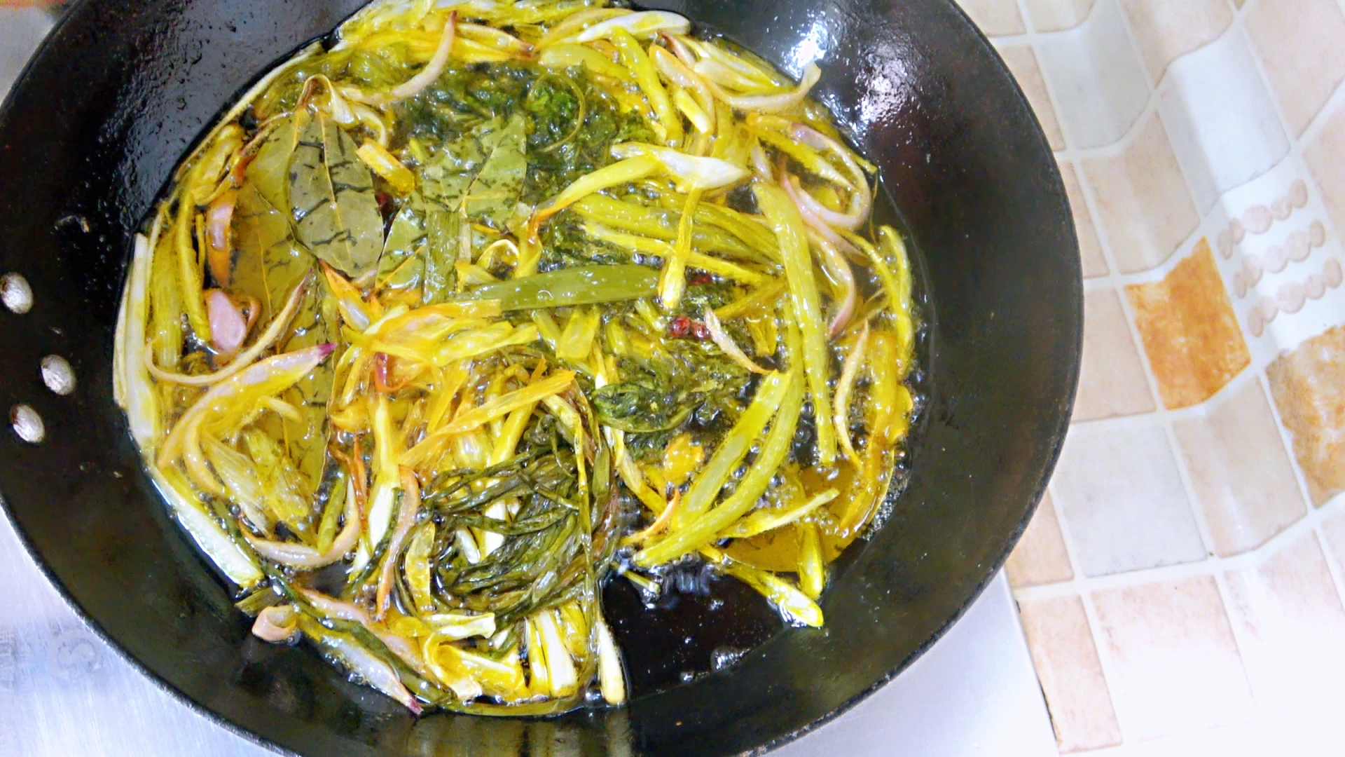 老师傅炼四川辣椒油又香又辣,开店四川凉拌菜辣椒油的制作方法