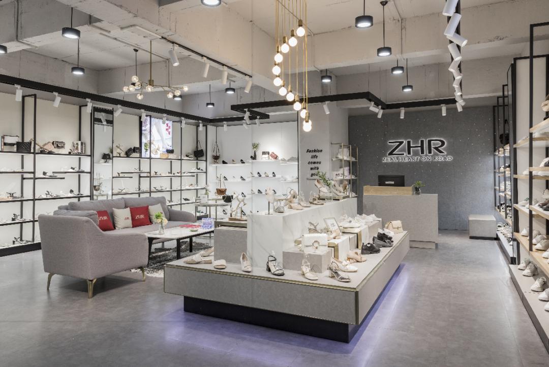 谁说小白鞋土这样穿又酷又美,2021流行的小白鞋显瘦又百搭