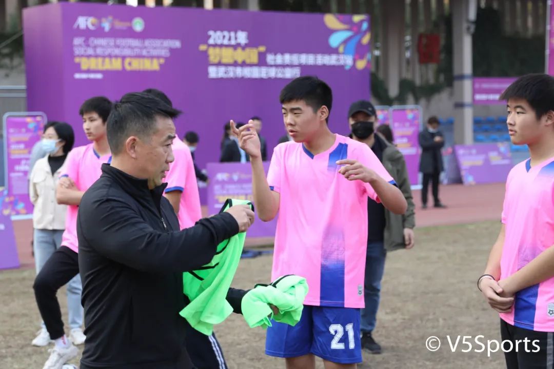 中国足协“梦想中国”公益行走进武汉市第一聋哑学校