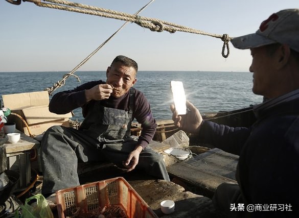 渔民直播卖梭子蟹,67岁老渔民直播