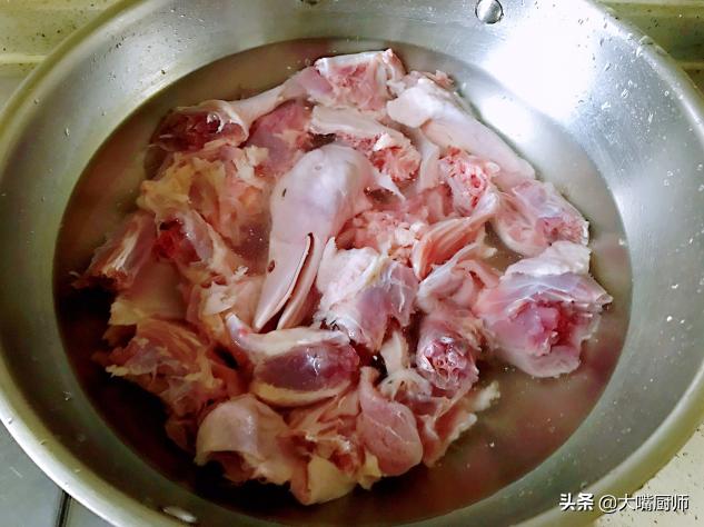 *鸭做**肉时,去腥别再焯水了,大厨教你3步,出锅软嫩鲜香,不腥臊