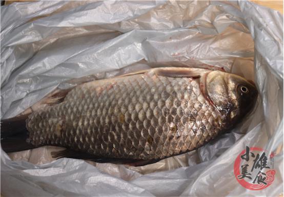 原来刮鱼鳞只用一个“塑料袋”，鱼鳞不乱飞溅，刮得又干净又快