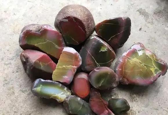 终于捡到了值钱的石头,捡到这些石头不要扔真的很值钱