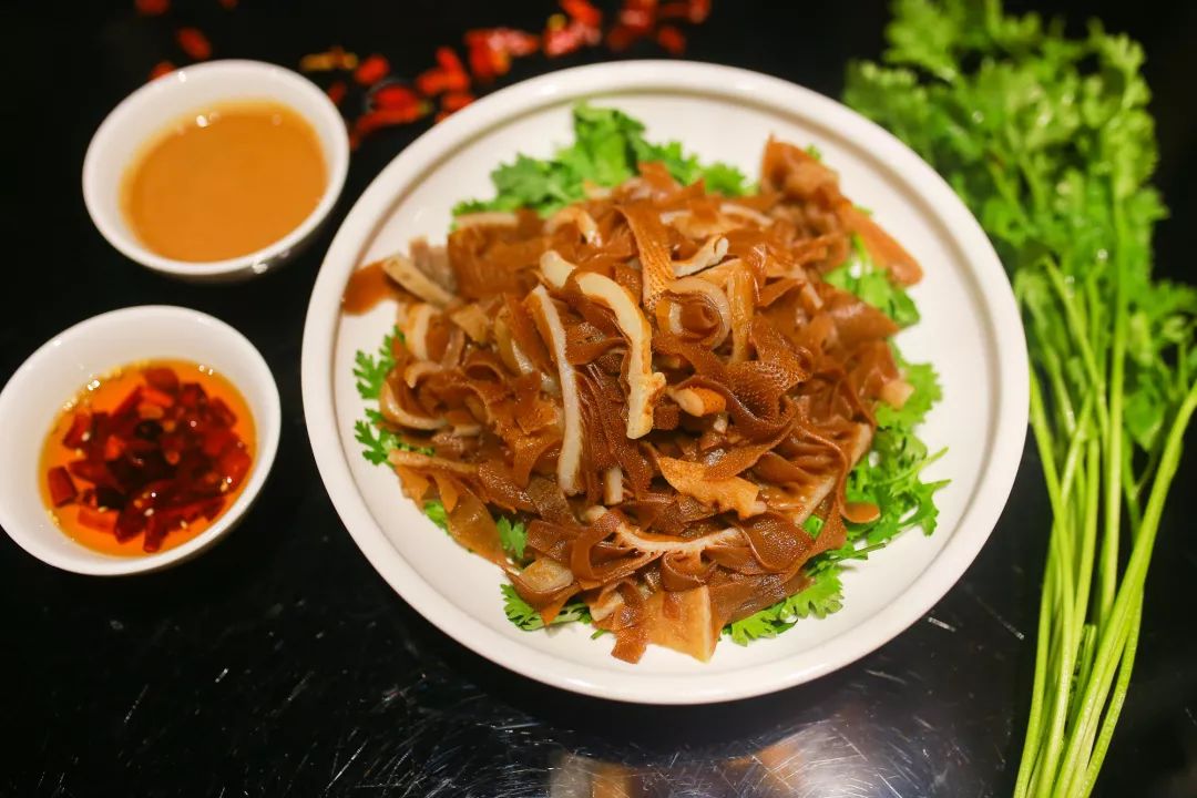 青岛这家餐厅藏着一个老北京，北京烤鸭，京六件、炖吊子都能吃到