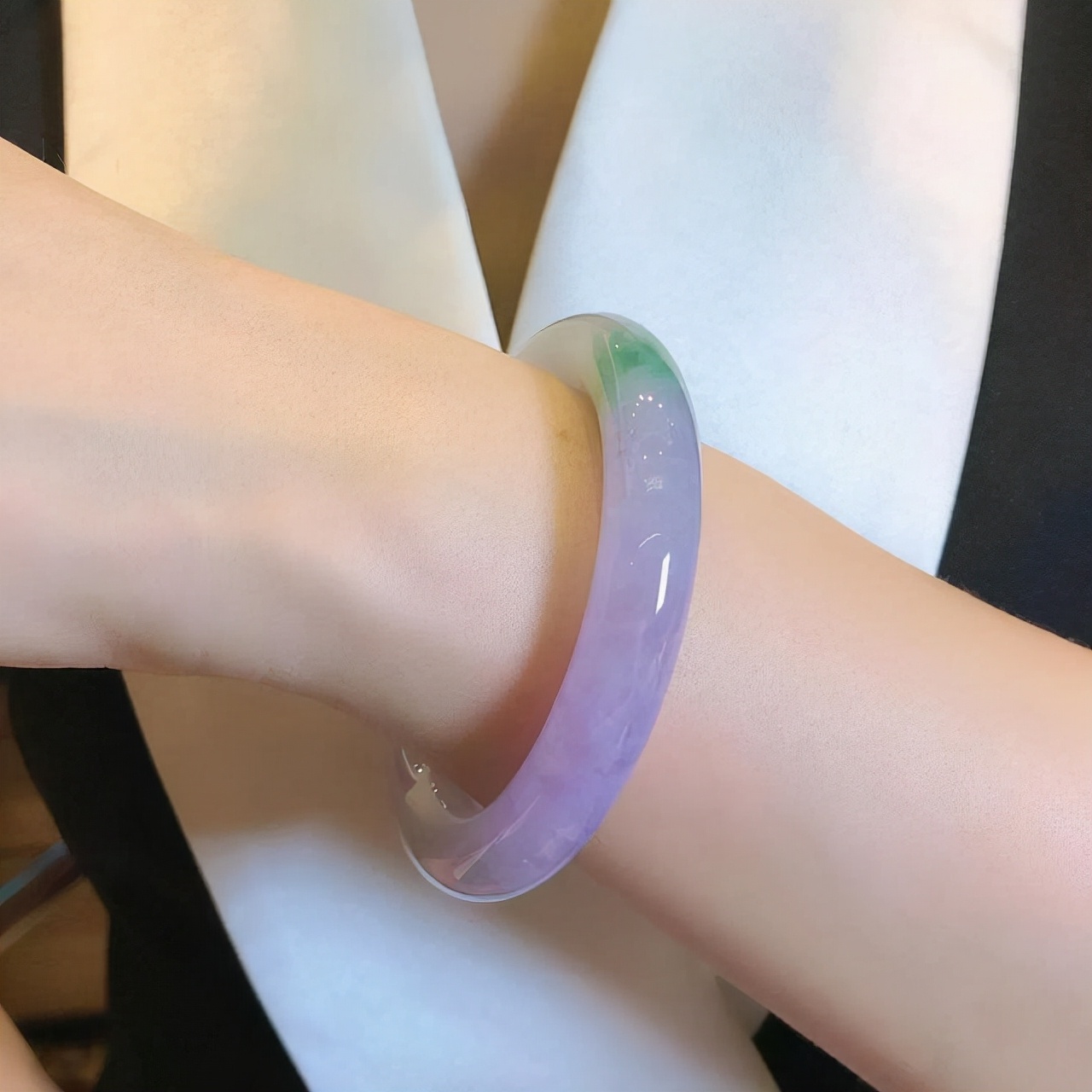 紫罗兰翡翠见光图片,紫色的翡翠都会见光失色吗