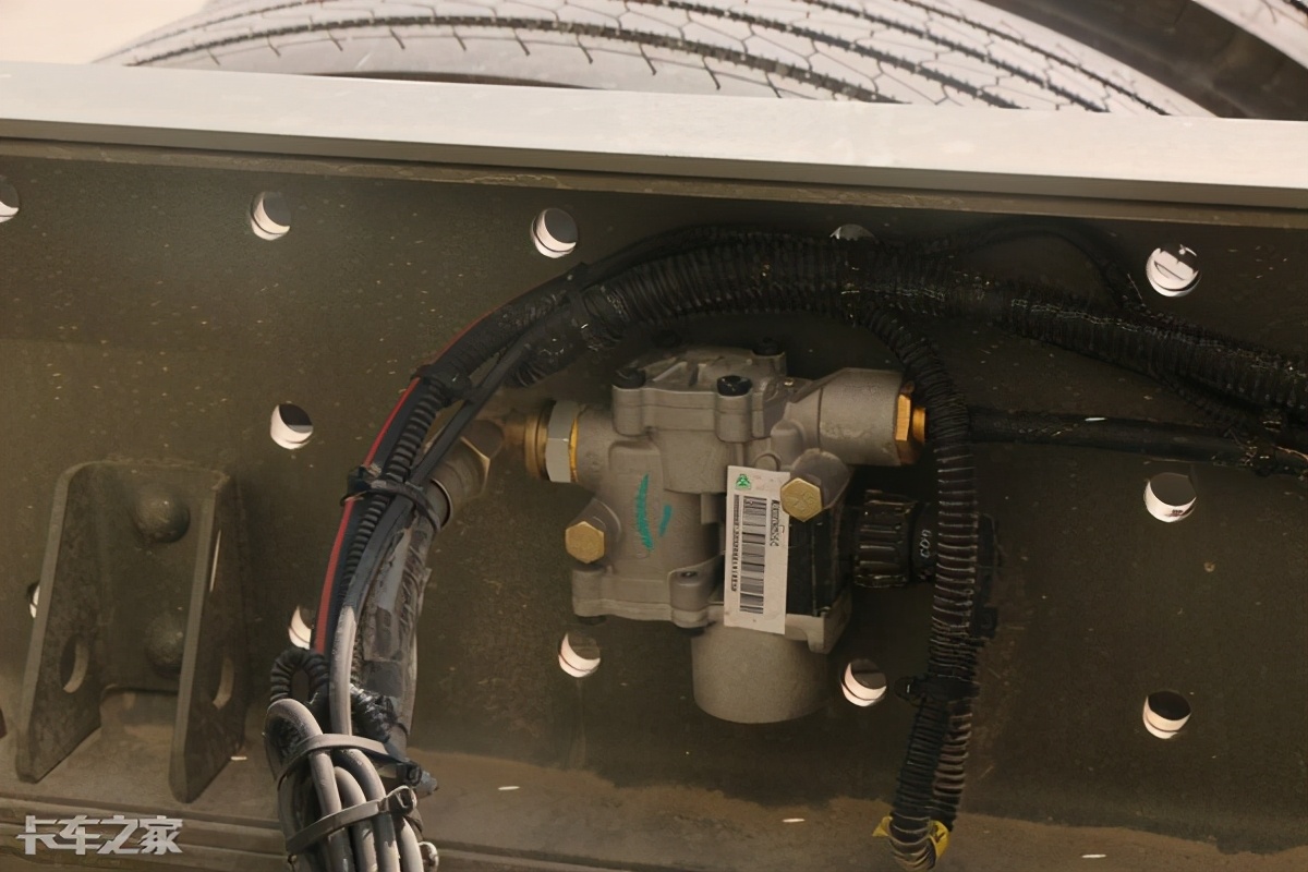 汕德卡600升双腔油箱,600l双腔油箱