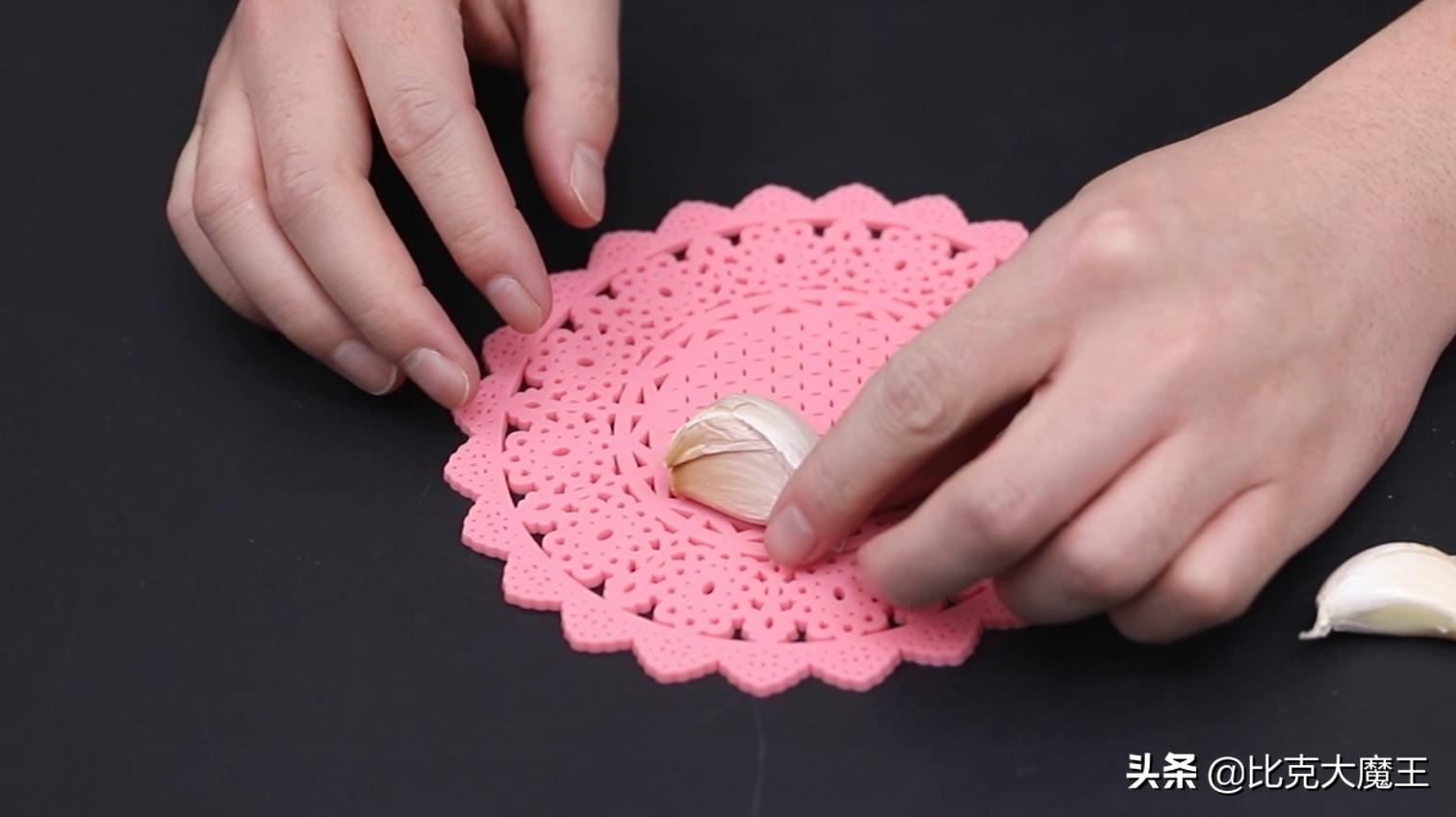 剥大蒜还有简单技巧，只需轻轻一搓，大蒜皮自动脱落，太方便了