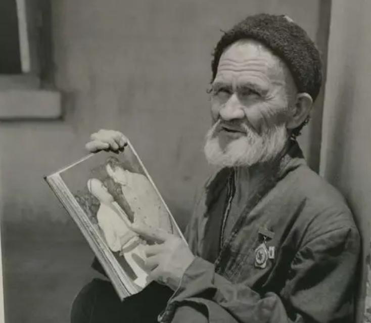 骑毛驴去看毛主席的库尔班，临终：后代参军报国，重孙女完成遗愿