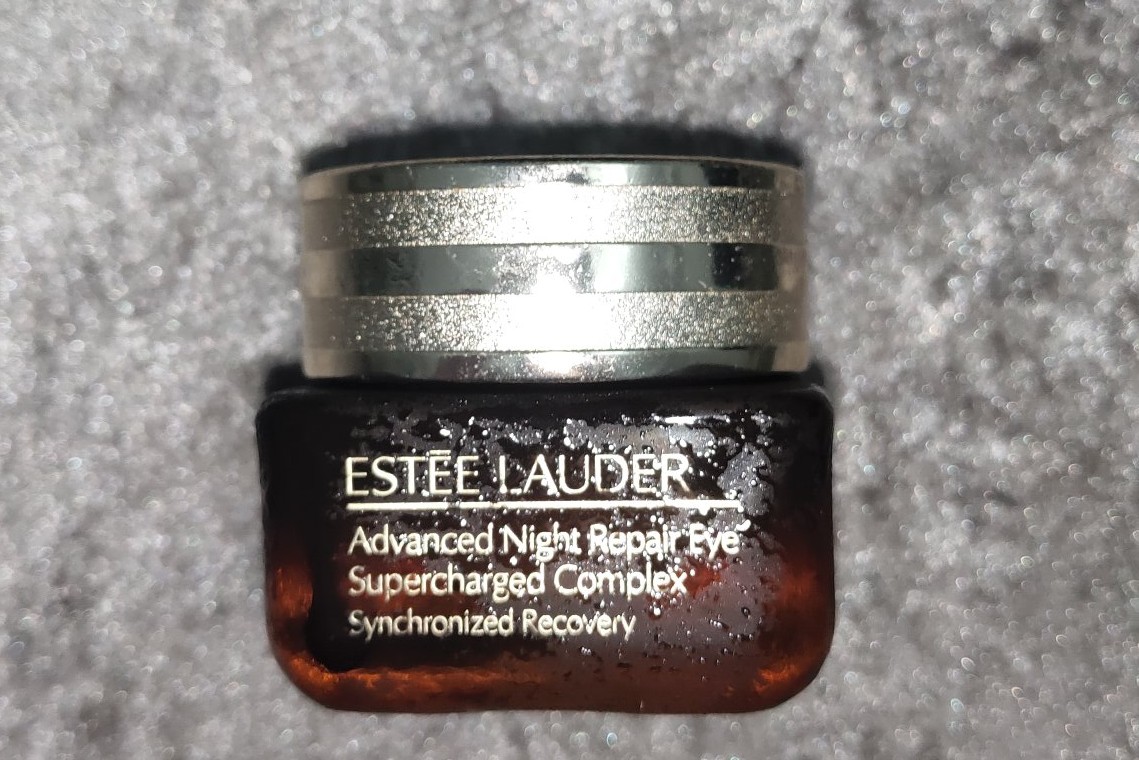 雅诗兰黛熬夜眼霜和发光眼霜,雅诗兰黛哪款眼霜能淡化黑眼圈