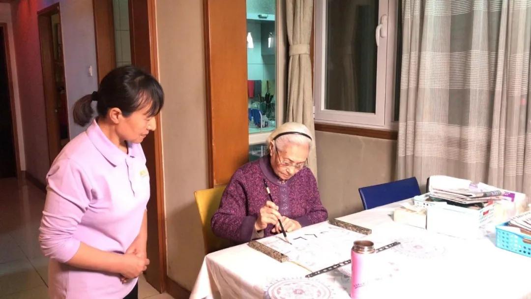 优秀阿姨杨慧娟：手绘微信使用说明图教会80岁老人用智能手机