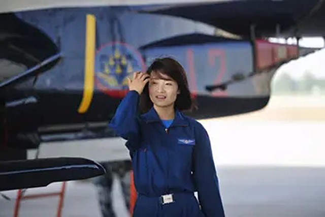 金孔雀余旭的最后一程：36万群众手捧菊花送别，墓前4架飞机模型