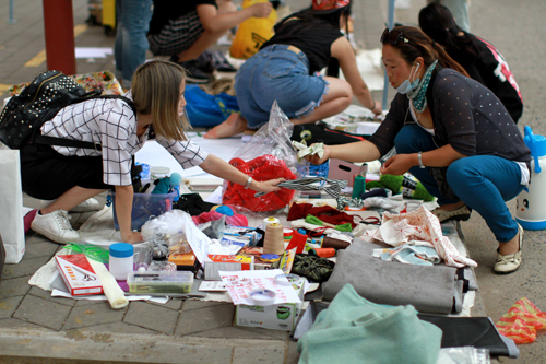 一类街道商铺门前让摆摊吗,地摊和门面房的矛盾怎么解决