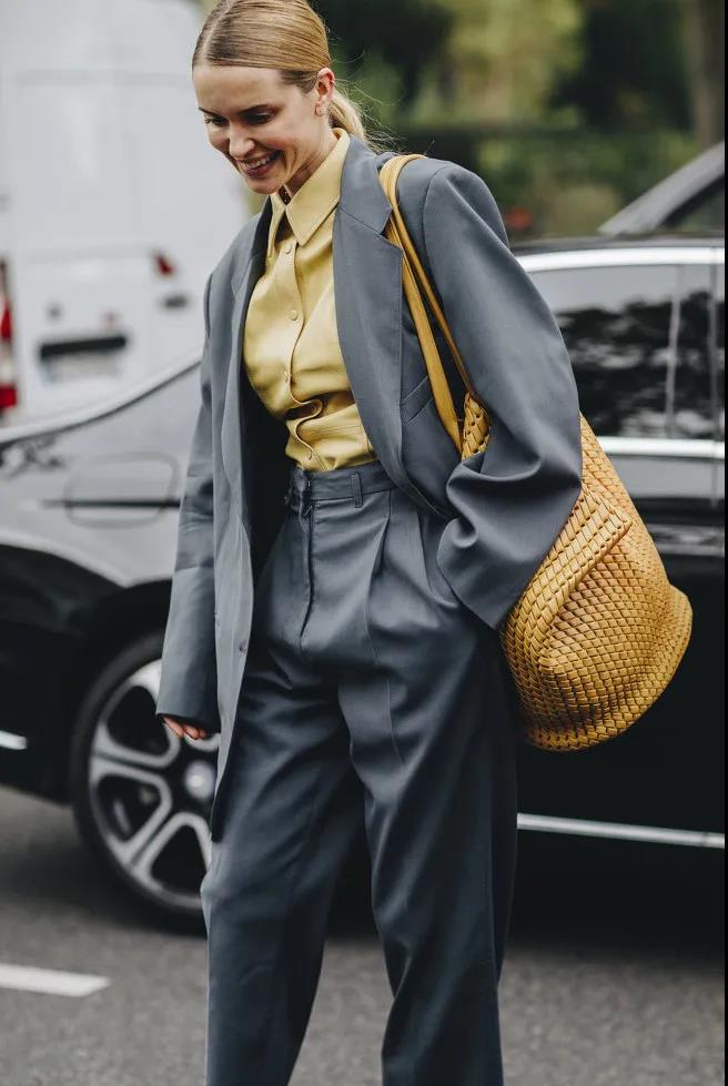 2021年最流行黄灰的穿搭,2023高级色系穿搭