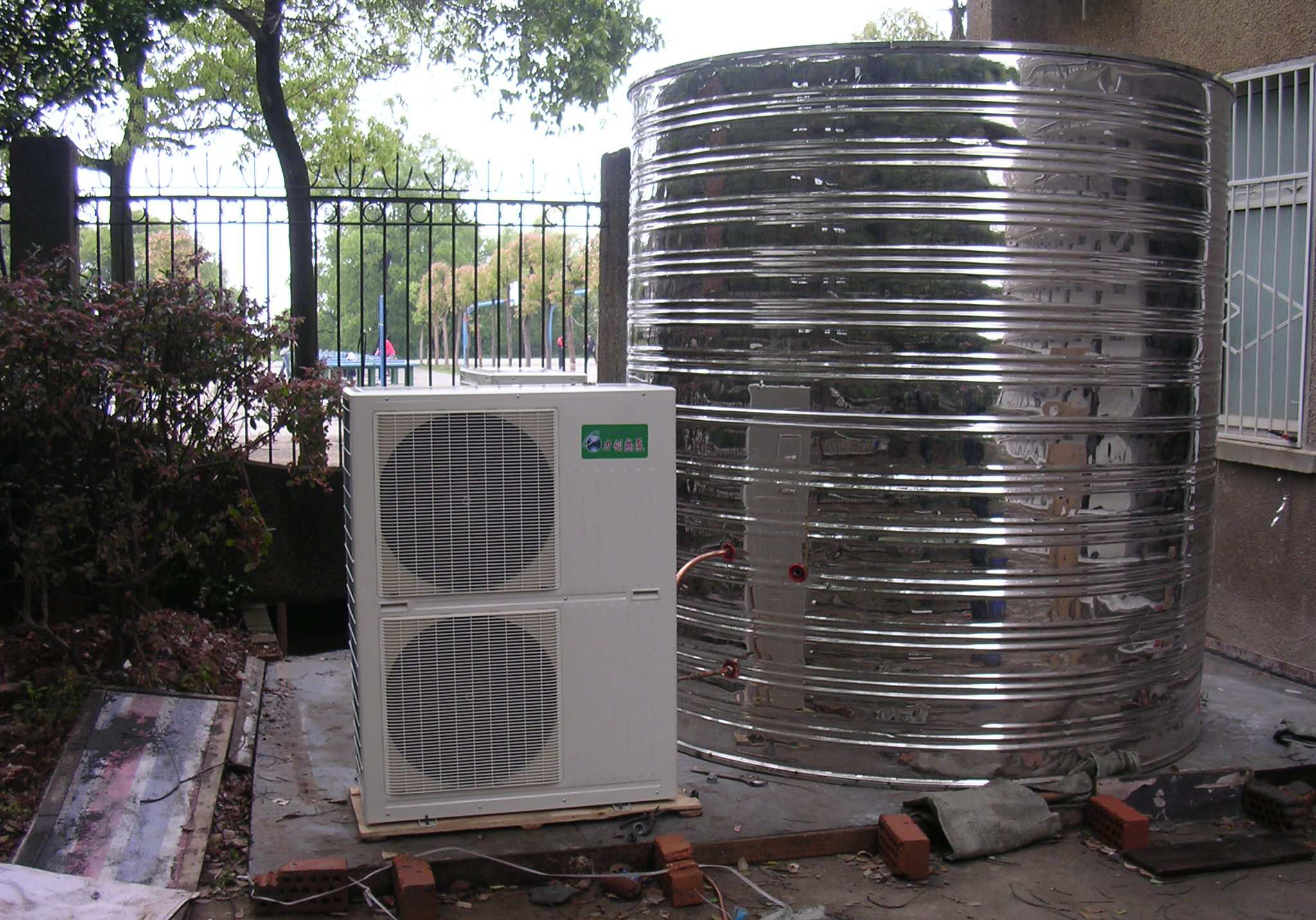 广东用太阳能还是空气能热水器好,太阳能空气能热水器一体机怎么样