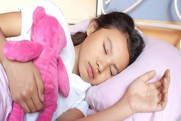 13岁女儿问妈妈，妈，我下面为什么会出血，这位宝妈的回答很赞