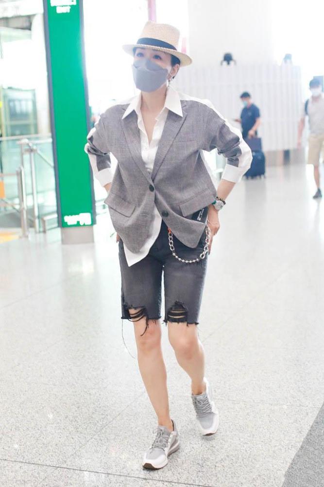 钟丽缇穿炫装亮相教外国友人说,钟丽缇一家穿亲子装牵手现身机场