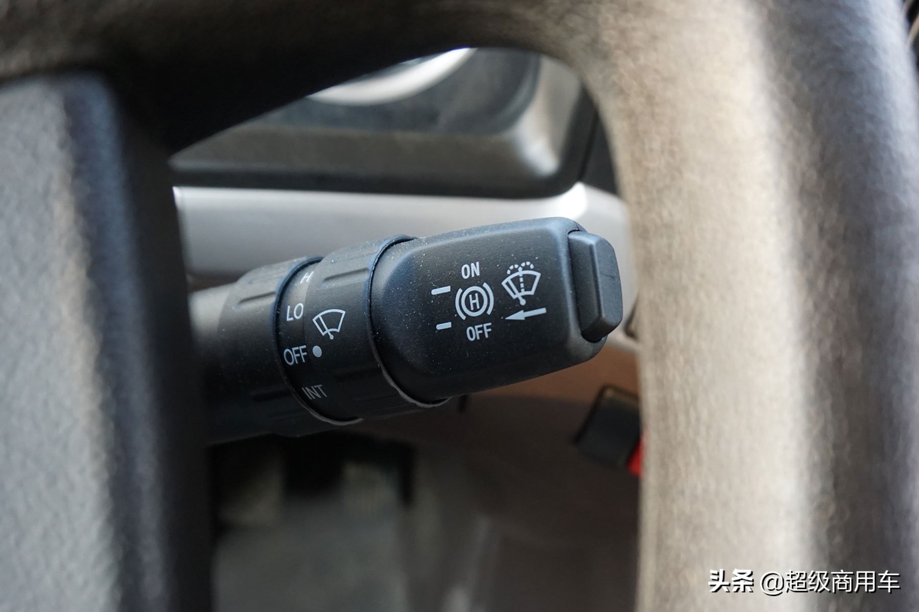 乘龙h5单桥自卸3.8米轴距定制版,乘龙h5vlng牵引车多少吨