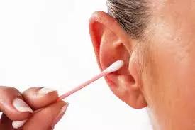 用棉签掏耳朵的危害动画,用棉签掏耳朵对身体有害吗