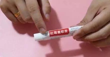 脸上涂红霉素软膏能让皮肤白吗,红霉素软膏能去除脸上的小红点