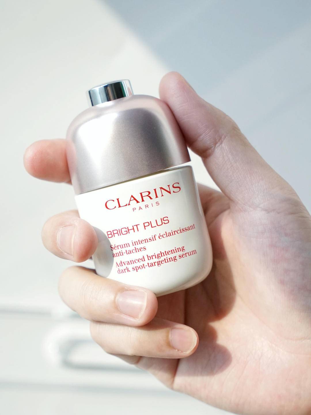 一直在美白却越来越黑的原因,为什么用了美白精华反而黑了