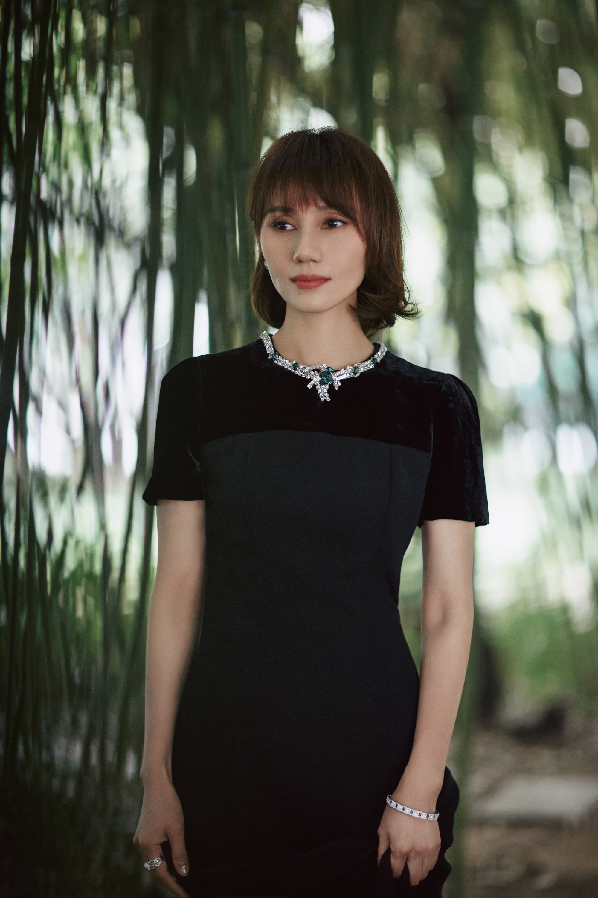 40岁女短发烫什么发型显年轻精神,40至45岁适合什么短发型年轻清爽