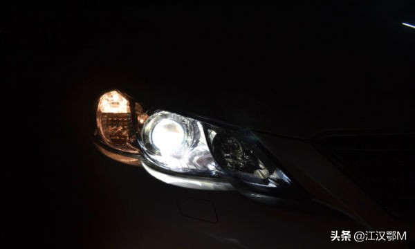 汽车大灯发黄清洗方法小视频,车大灯发黄最简单的清洗方法