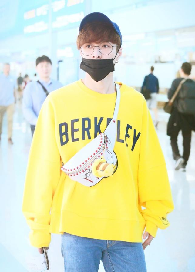 张艺兴从韩国回中国，变身新鲜“柠檬兴”，包上的“胖蜜蜂”抢镜