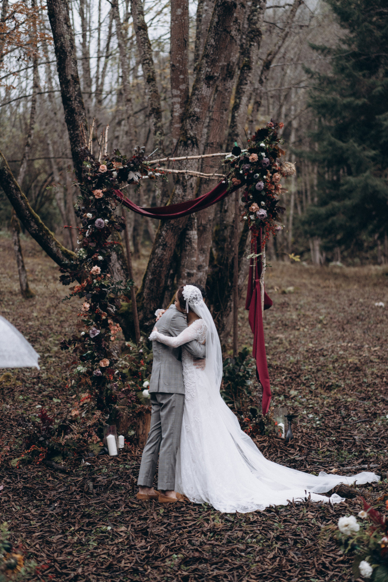 我们带上婚纱，去与世隔绝的山中办了一场绝世婚礼