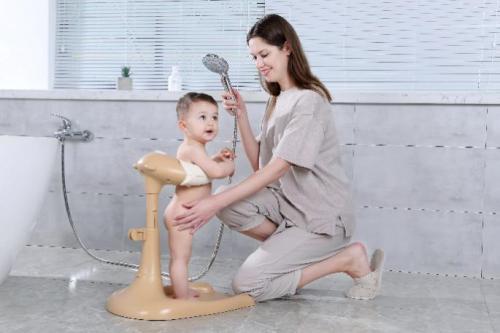 宝宝洗澡脚不动,宝宝洗澡没扶稳掉下水里