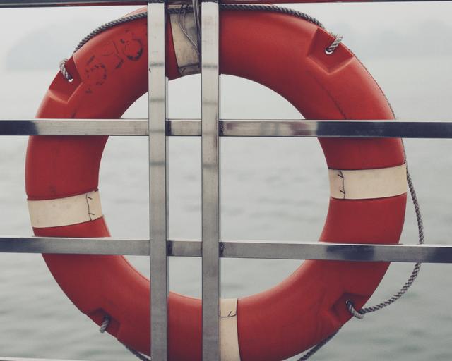 这里虽然风景如画人们生活的却很凄惨没日没夜的追着大船讨生活