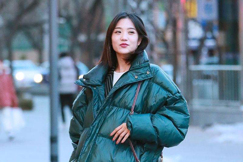 寒冷冬天穿羽绒服如何搭配才好看 (冬天的羽绒服怎么穿才好看)