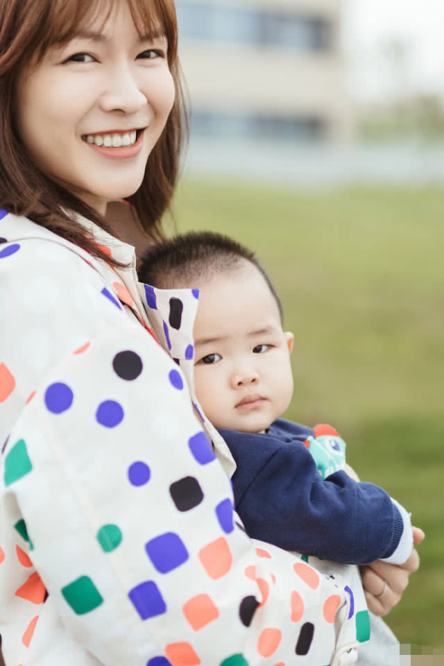 李艾晒老公儿子，灯泡依偎在爸爸怀里撒娇，小眼神委屈巴巴萌翻