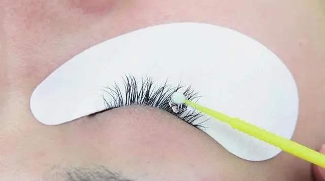 妻子种睫毛后变成面瘫，丈夫想离婚，妻子还沾沾自喜