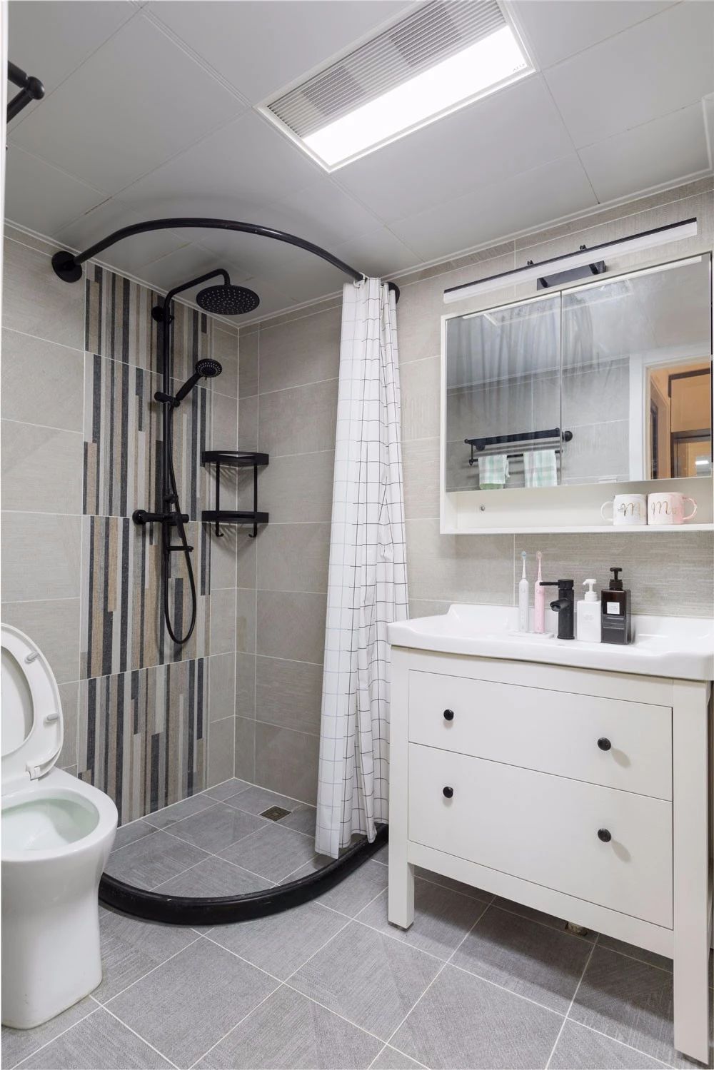 小浴室有必要做隔断吗,淋浴区不装玻璃用浴帘