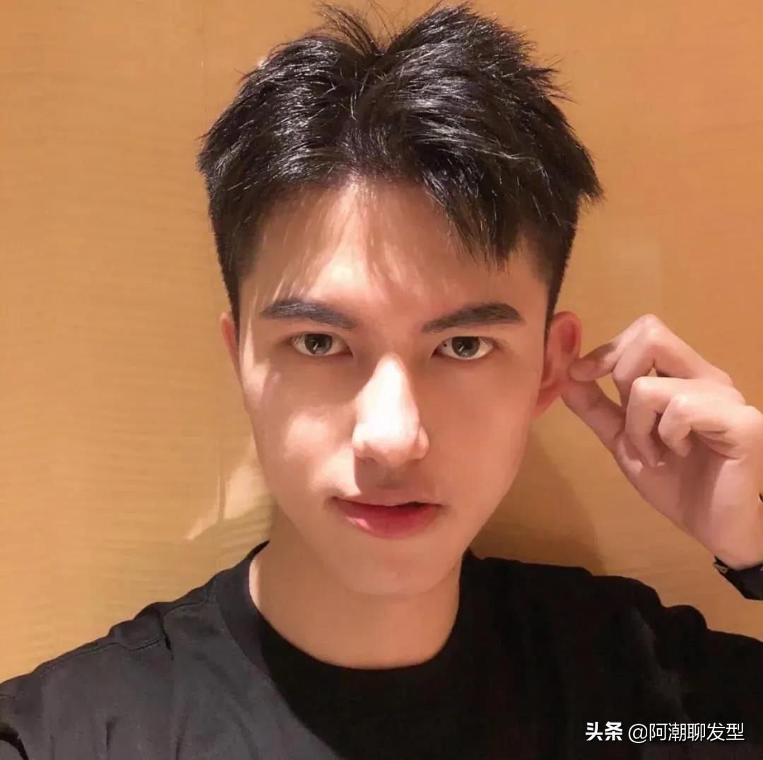 初夏最美发型教程,8款轻成熟男生发型清爽又帅气