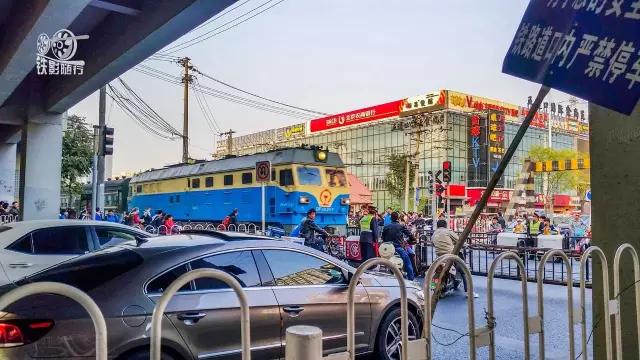 火车来了行人车辆请注意安全,行人车辆请注意火车就要来了