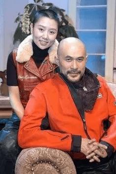 他被誉为“风月片”教父,拦截训练中的女兵,直言:我们结婚吧