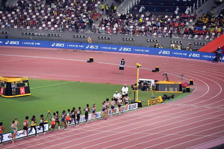 田径场跑步顺时针还是逆时针,田径场跑圈为何逆时针