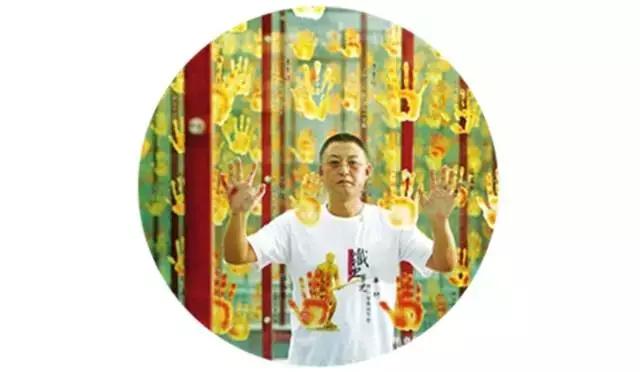 嫌工资低辞职光脚坐在火车站,成都市副市长辞职