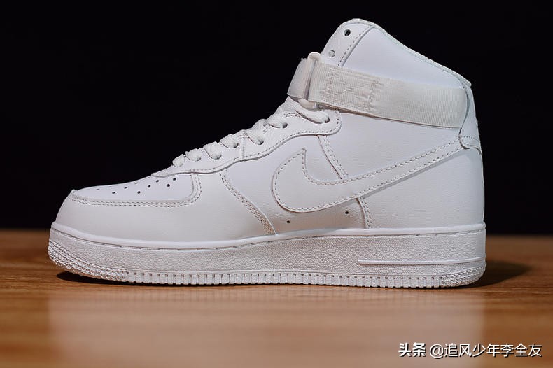 af1高帮经典款跟纯白有啥区别,空军一号af1奶咖高帮开箱解说