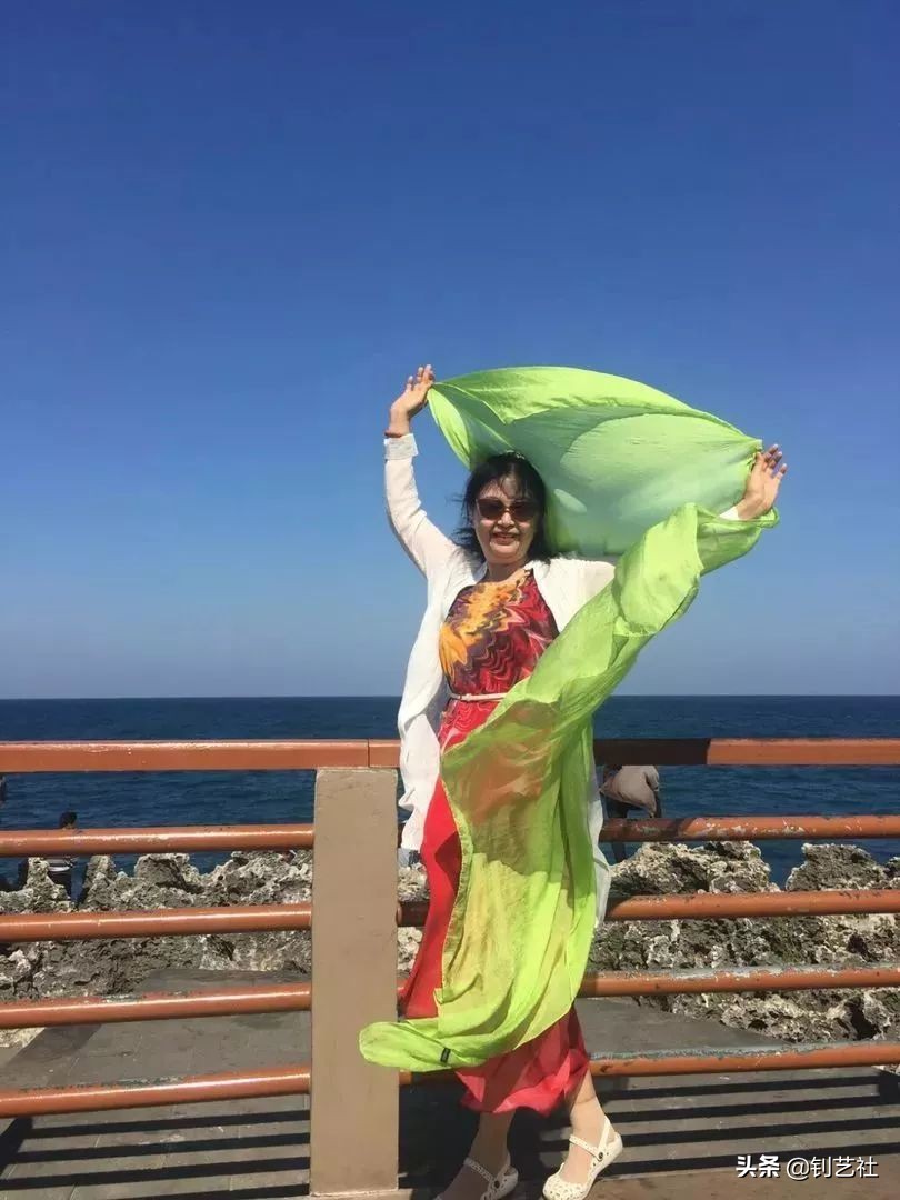 大妈旅游拍照姿势大全高级感,中国大妈旅游团拍照