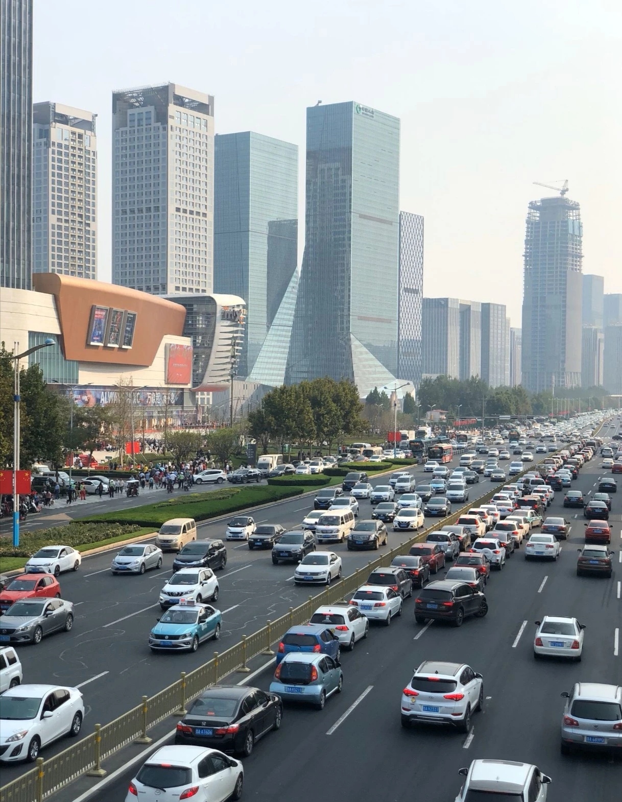 还没过节,济南这里已堵成了人山人海!最大规模的综合体开业!还有水哥王昱珩打造的绿植墙