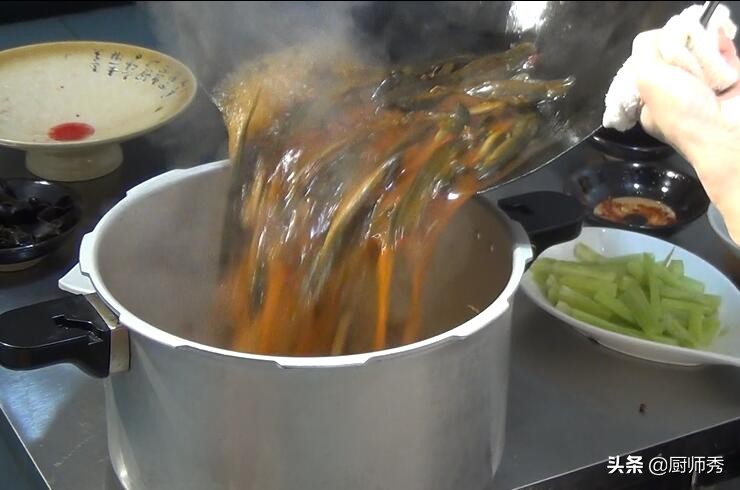 香辣泥鳅去内脏做法湘菜,香辣泥鳅里面的香料放什么