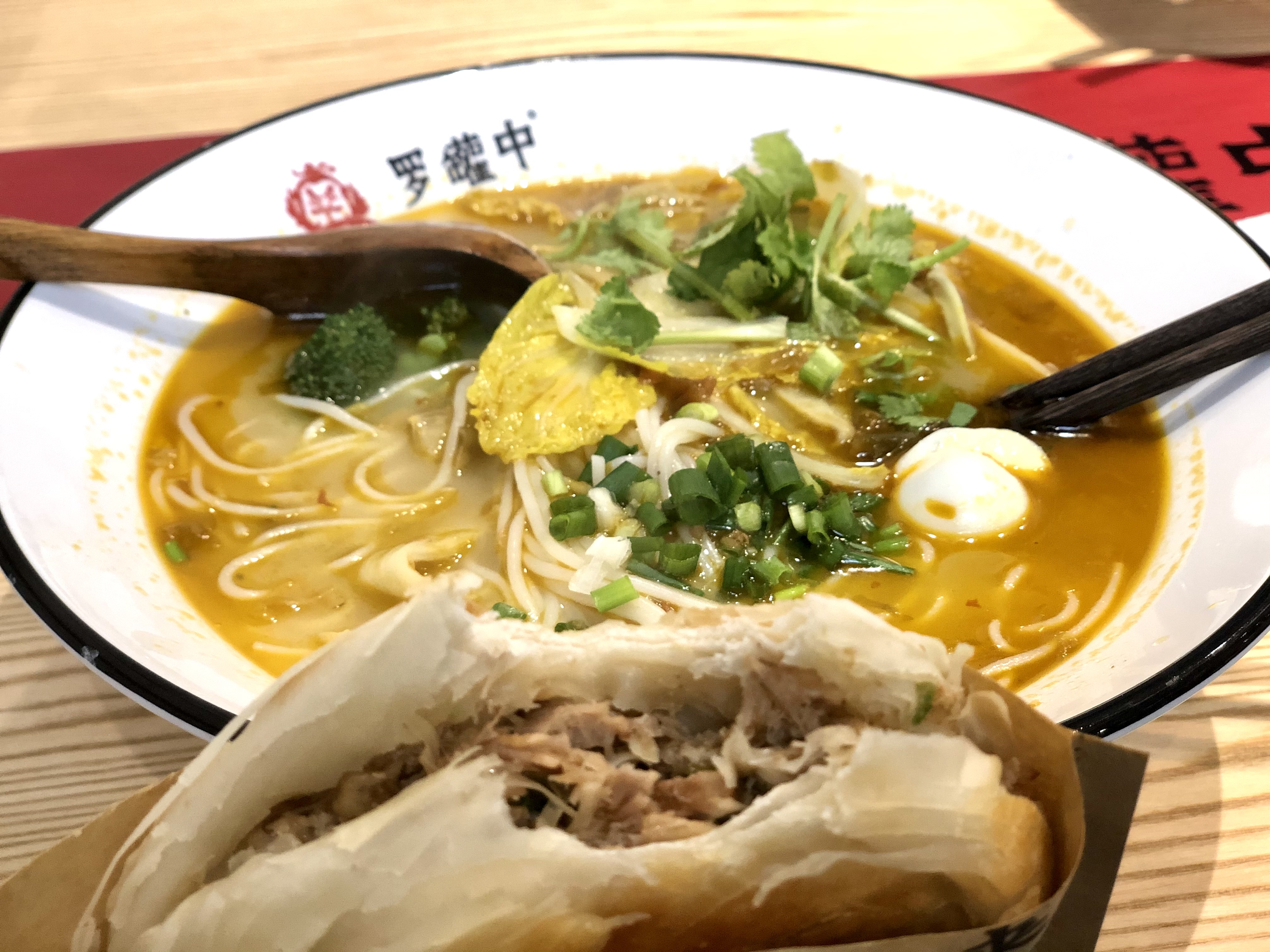 光吃米粉太单调了？罗罐中的各种浇头和小食，让嗦粉也变得享受