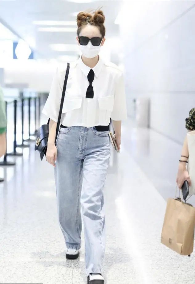 戚薇太个性，嫌领带太长直接剪一半，双丸子头炸毛了