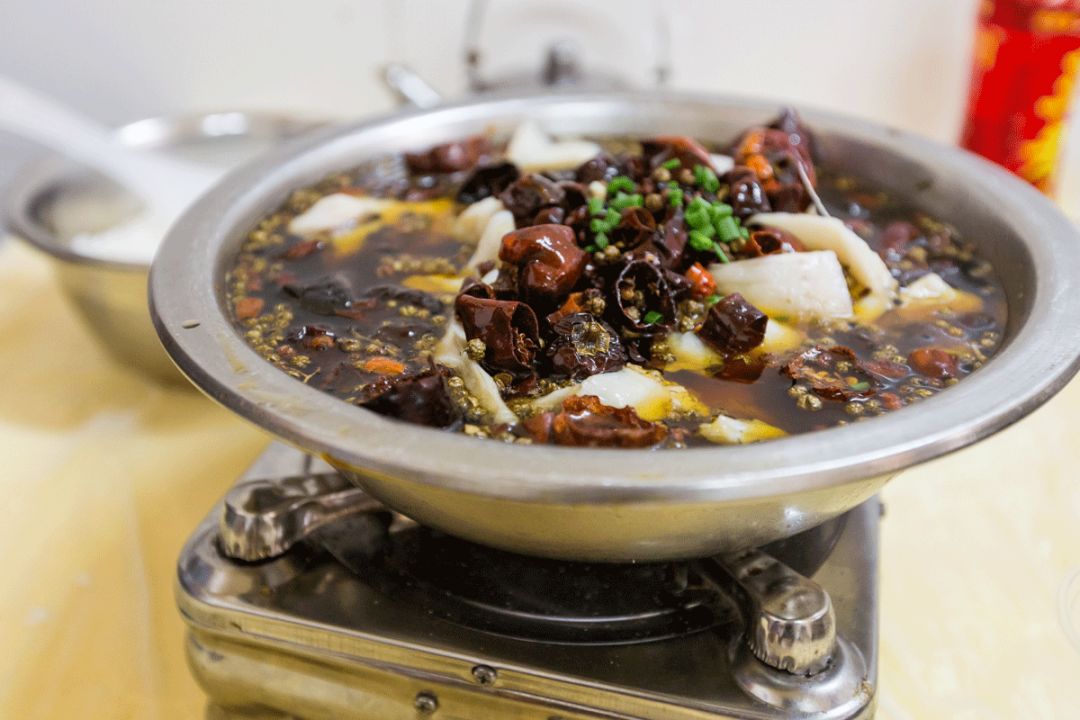 吃完整条恩施街，发现住在青山的才是人生赢家