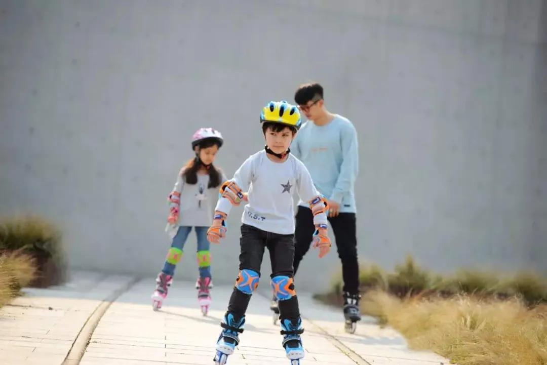 轮滑休闲和花式区别,初学轮滑场地选择