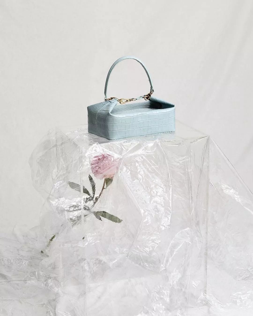 春天适合什么颜色包包,春天背什么颜色的包包