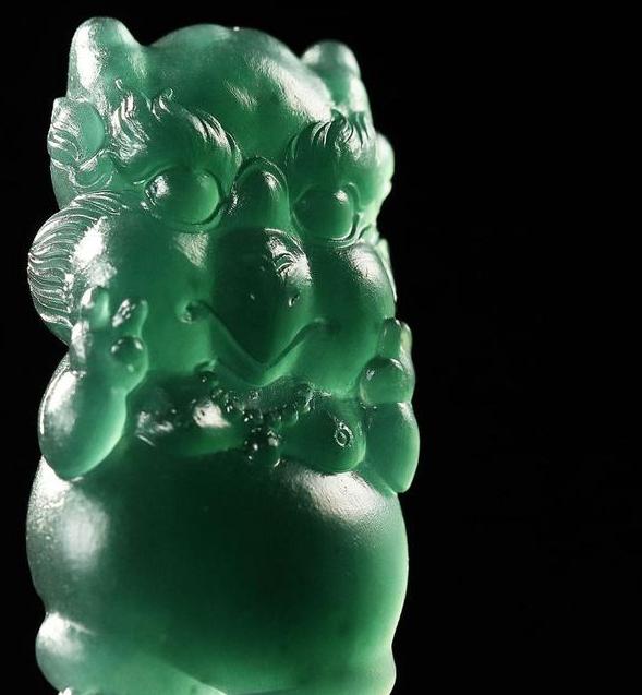 蓝水料：冰种翡翠玉石的一种，深邃神秘，灵气十足，价值一间房