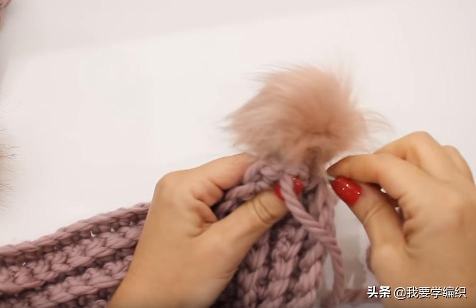 适合初学者学习的三角绒球围巾，简单易学，搭配衣服大气有范